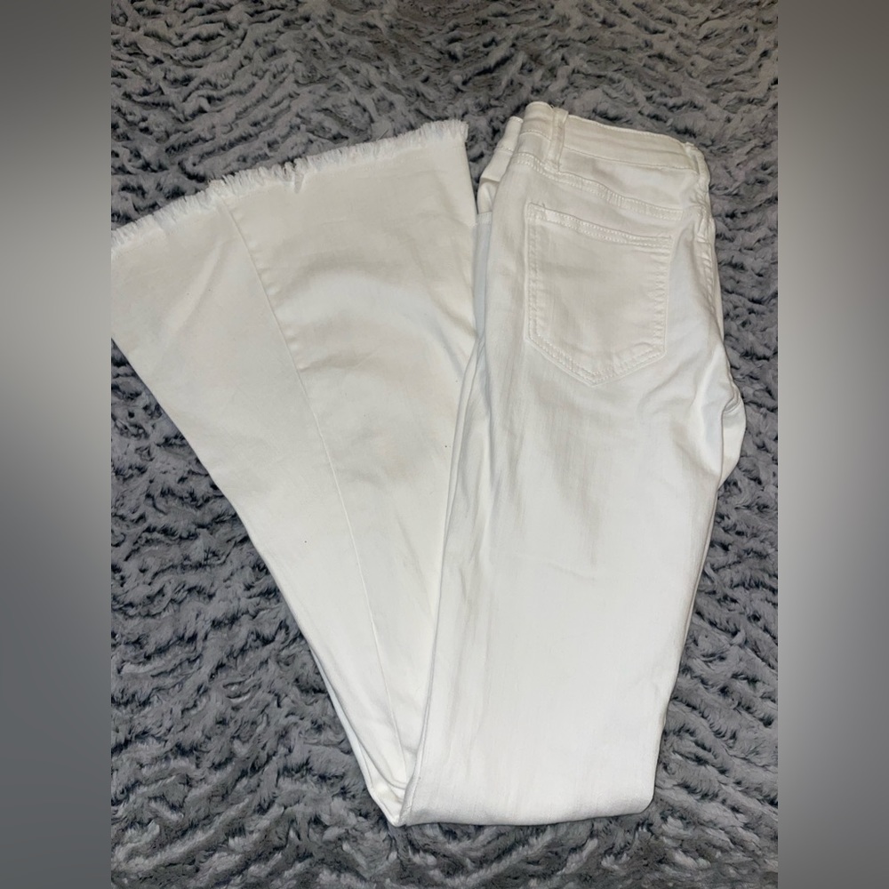 White bell bottom jeans from buckle